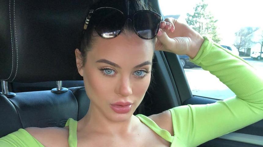 Eski yetişkin film yıldızı Lana Rhoades inzivadan tam dönüş yaptı! Sadece göğüs uçlarını kapatan iç çamaşırıyla poz verdi