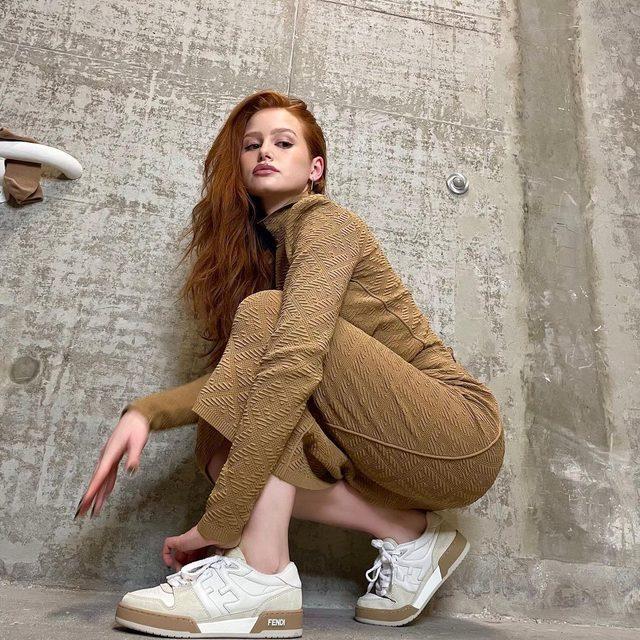 ABD'li oyuncu Madelaine Petsch sütyensiz pozuyla beğeni butonunu çökertti