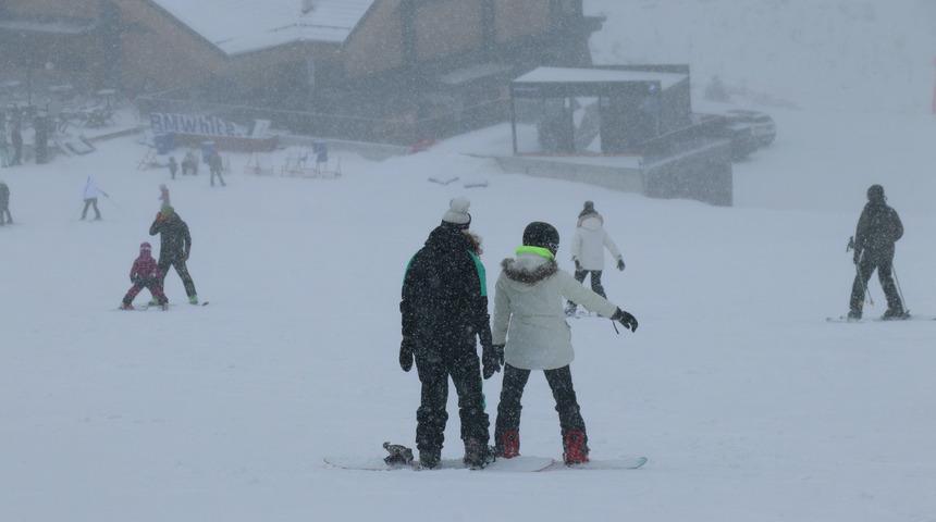 Kartalkaya'da kar yağışı aralıklarla devam ediyor