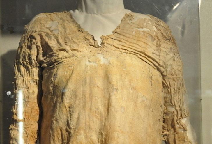 Dünyada ilk kez kullanılan ve ismi de Tarkhan olan ilk kıyafet nerede bulunmuştur?