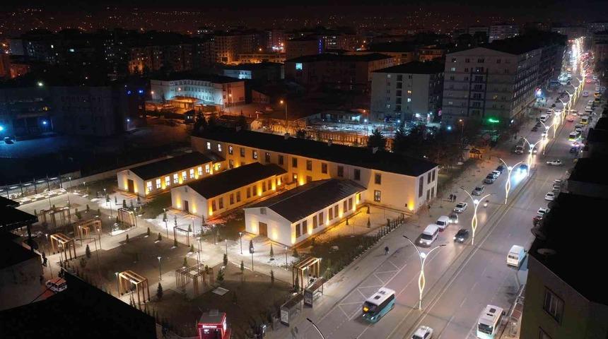 İ&ccedil;erisinde 60 bin kitap bulunan halk k&uuml;t&uuml;phanesi ışıl ışıl oldu