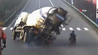 İnanılmaz an! Beton mikserinin altında kalmaktan kıl payı kurtuldu