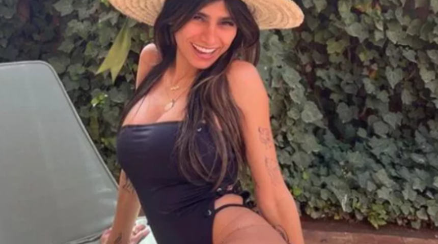 Artık kimseyi şaşırtmıyor! Eski yetişkin film yıldızı Mia Khalifa yarı çıplak pozuyla beğeni topladı... Hiç sansür uygulamadı