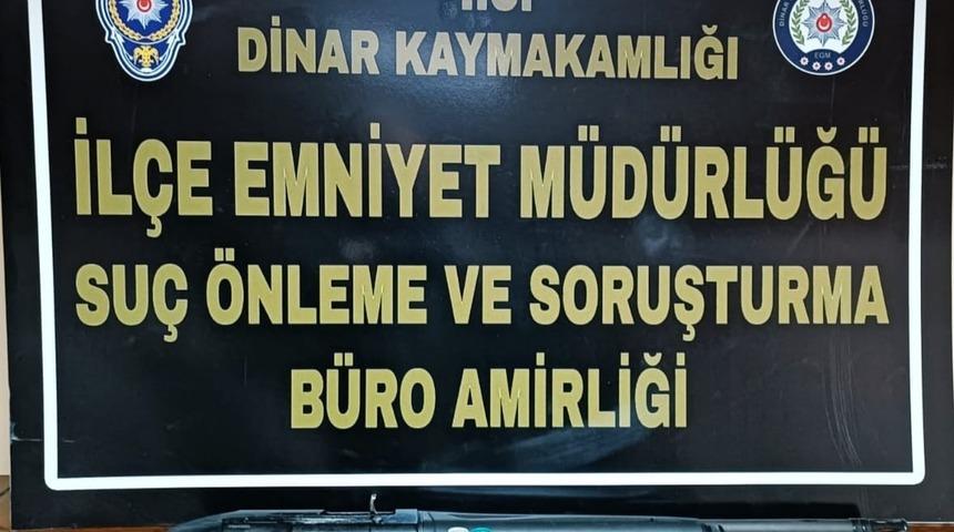 Paltosuna sakladığı ruhsatsız av tüfeğiyle polise yakalandı