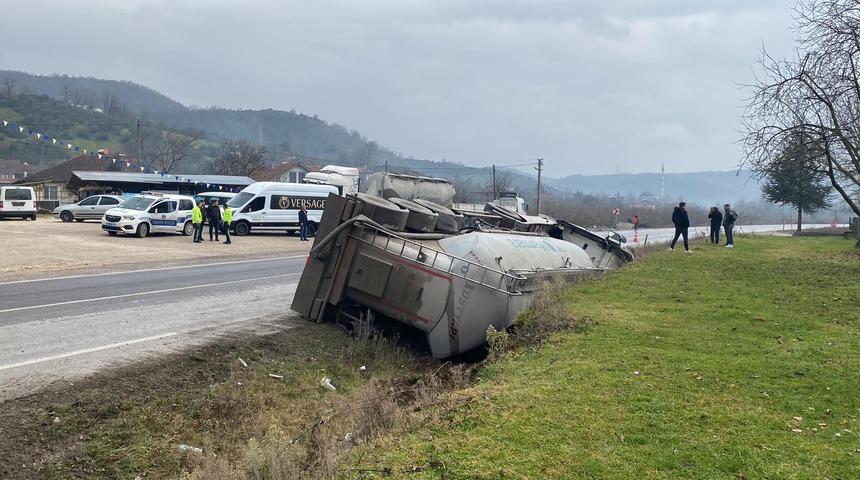 Düzce'de devrilen çimento yüklü tankerin sürücüsü yaralandı