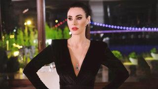 Kim inanır 50 yaşında olduğuna! Defne Samyeli iddialı projede kendi gençliğini oynadı