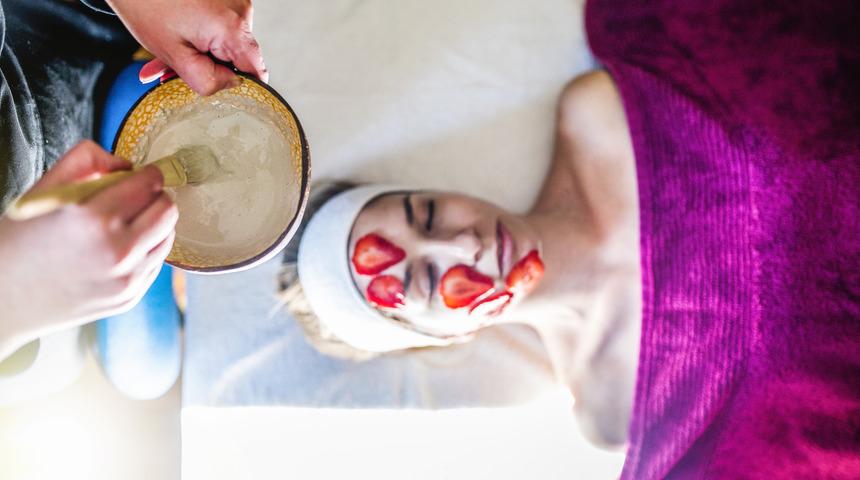 Y&uuml;zdeki sivilceleri &ccedil;ilekle yok etmek m&uuml;mk&uuml;n!