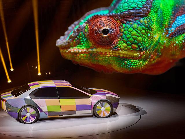 Bukalemun gibi renk değiştiren otomobil! Görenleri şaşırtıyor