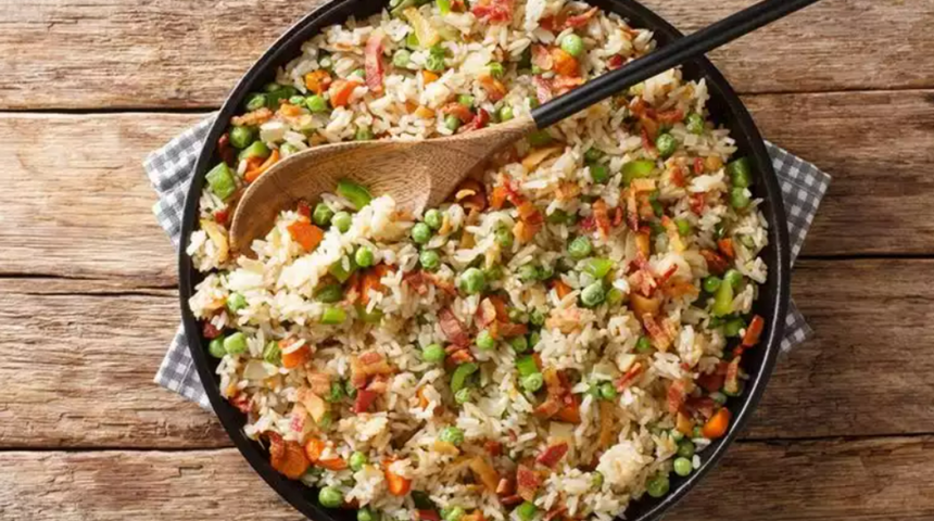 Zuhal Topal'la Yemekteyiz Çin pilavı tarifi! Her yemeğe yakışan sebzeli pilav nasıl yapılır?