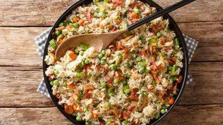 Zuhal Topal'la Yemekteyiz Çin pilavı tarifi! Her yemeğe yakışan sebzeli pilav nasıl yapılır?