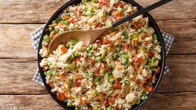 Zuhal Topal'la Yemekteyiz Çin pilavı tarifi! Her yemeğe yakışan sebzeli pilav nasıl yapılır?