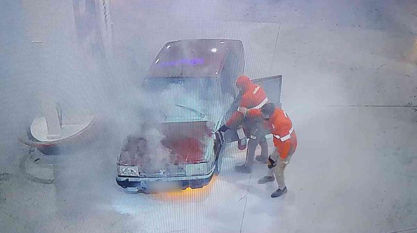 Benzin istasyonunda arabası yanmaya başladı! Arkasına bakmadan kaçtı... Almaya gelmedi bile