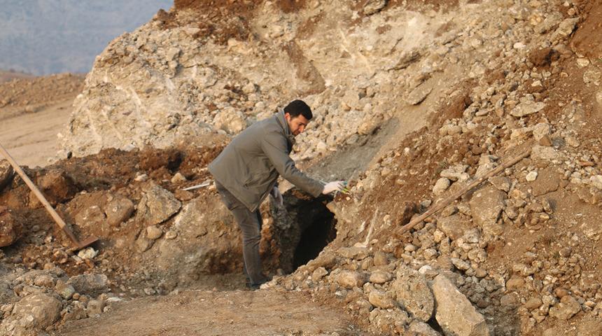 İş makinesi kazı yaparken tesadüfen bulundu! Oda mezar içerisinde 5 insan iskeleti... 1600 yıllık