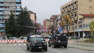 Kosova-Sırbistan arasında yeni gerilim! Arabadan kalabalığa ateş açtılar