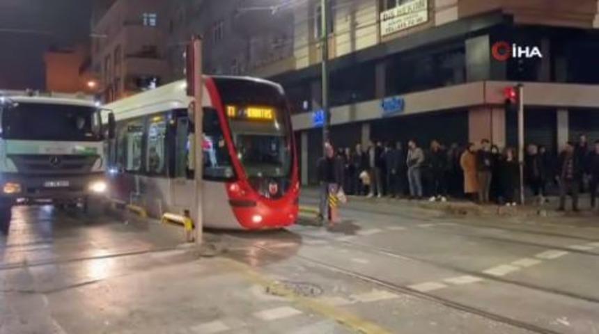 Tramvayla otomobil çarpıştı! Seferler durduruldu: Çok sayıda ekip sevk edildi