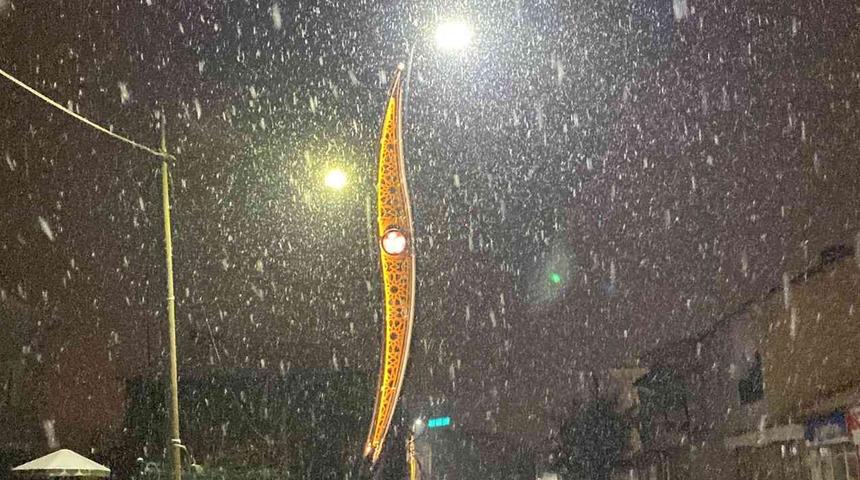 Gecikmeli de olsa başladı! Her yer beyaza büründü... Görüntüler Bingöl'den