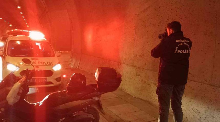 T&uuml;nel i&ccedil;inde feci kaza! Duvara &ccedil;arpan motosiklet s&uuml;r&uuml;c&uuml;s&uuml; hayatını kaybetti