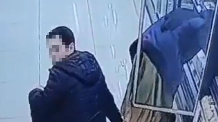 Mide bulandıran olay: Market &ccedil;alışanı eğildiği sırada g&ouml;r&uuml;nt&uuml;s&uuml;n&uuml; &ccedil;ekti!