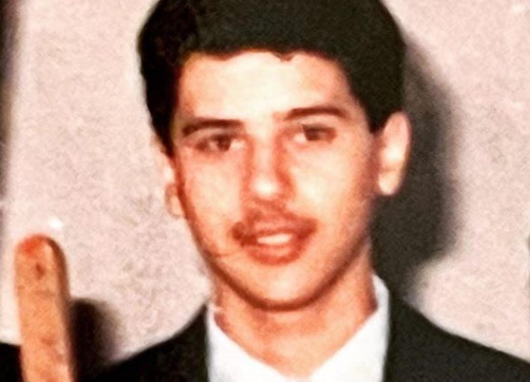 Emre Altuğ takip&ccedil;ilerini 86 yılına g&ouml;t&uuml;rd&uuml;! "Bıyıkları yeni terlemiş bir Emre bırakıyorum"