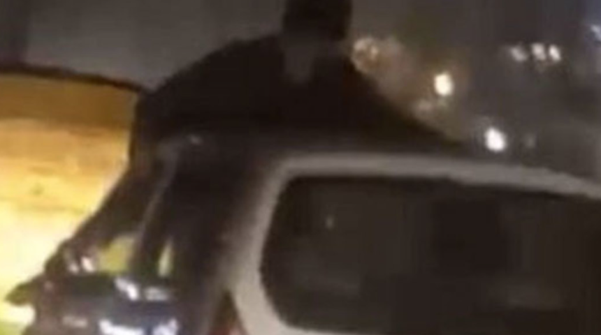 Karısının ihanetini arabada yakaladı! Onları durdurmak i&ccedil;in arabanın &ouml;n camına yapıştı... Yaklaşık 30 dakika &ouml;n camda gitti