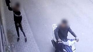 Motosikletli çamaşır hırsızları görenlere 'pes' dedirtti! O anlar güvenlik kamerasına yansıdı