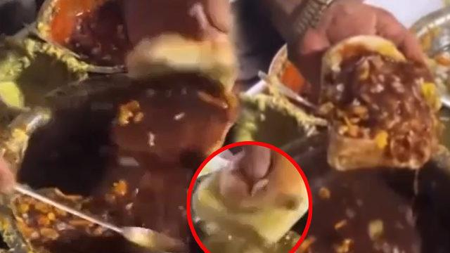 Hindistan’da sokakta yapılan hamburger tarifi sosyal medyada gündem oldu! “Islak hamburgere rakip sulu hamburger”