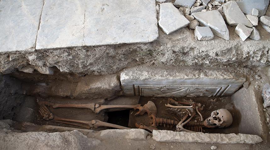 Yeni bir gizem daha ortaya çıktı! Kilise içinde kadın mezarı bulundu: '34-38 yaşlarında, muhtemelen...'