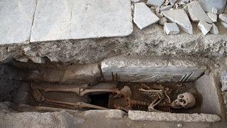 Yeni bir gizem daha ortaya çıktı! Kilise içinde kadın mezarı bulundu: '34-38 yaşlarında, muhtemelen...'