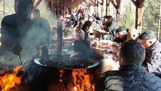 Yüzlerce yıllık ocaklarda pişiyor, saatler içinde tükeniyor! Gelenler yer bulamıyor: Bu lezzeti başka yerde tatmadık