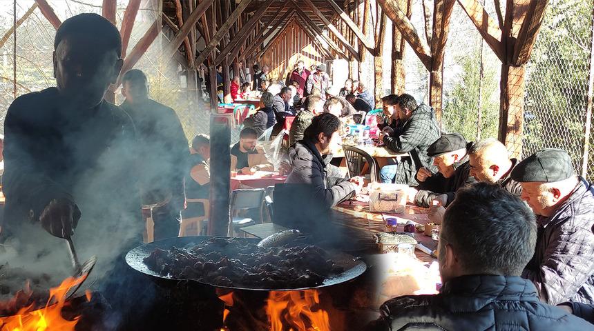 Yüzlerce yıllık ocaklarda pişiyor, saatler içinde tükeniyor! Gelenler yer bulamıyor: "Bu lezzeti başka yerde tatmadık"
