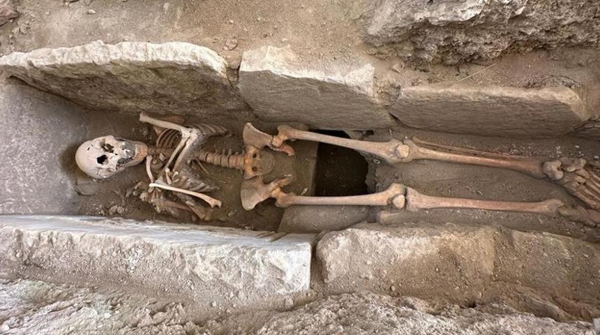 Çok sık rastlanan bir durum değil! Yaklaşık 8 asırlık kadın iskeleti bulundu