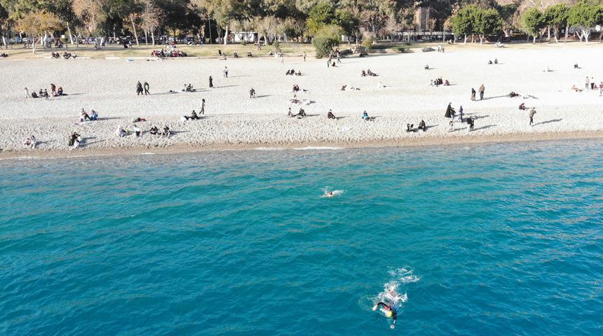 Son yılların en sıcak ocak ayı! Güneşi gören turistler denize akın etti