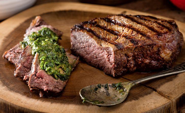 Arjantin’in ünlü yemeklerinden bir tanesi olan et ve biftek ile yapılan mangala ne isim verilir?