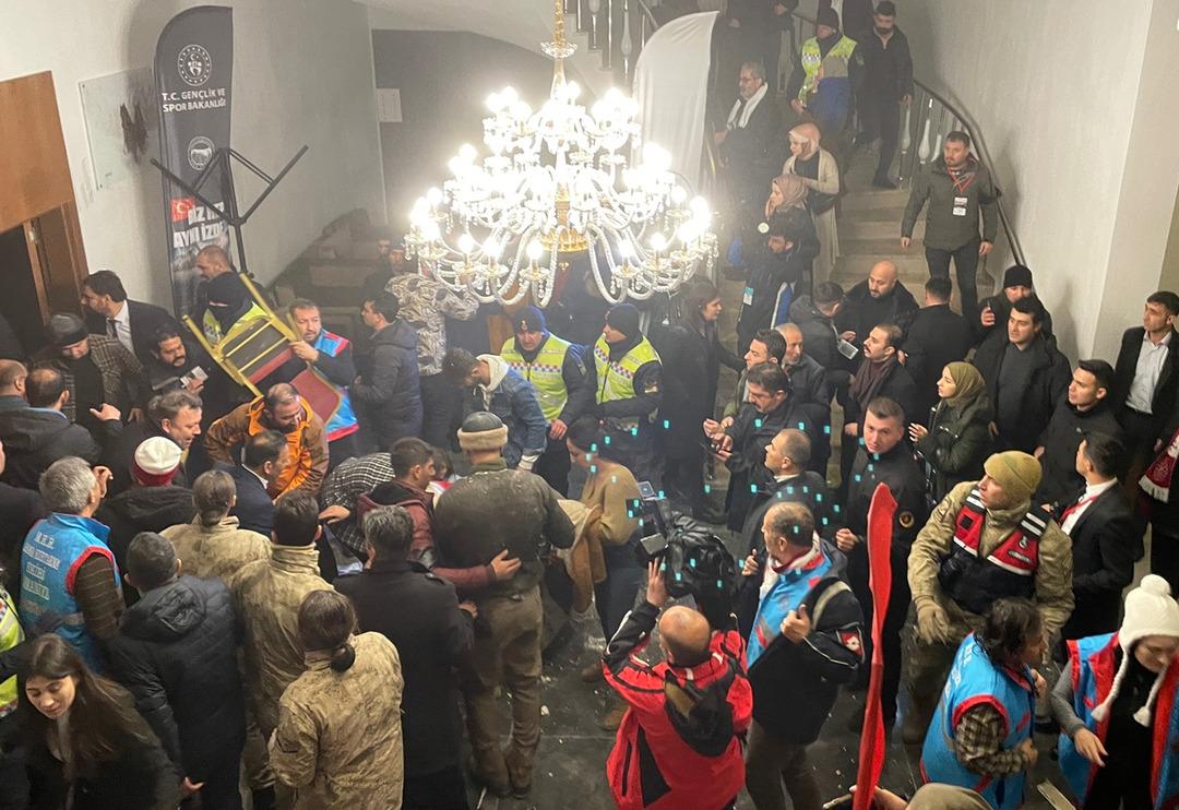 Son dakika: Kars Sarıkamış'ta şehitleri anma t&ouml;reninde otelin &ccedil;atısı &ccedil;&ouml;kt&uuml;: Yaralılar var