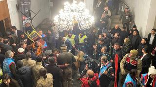 Son dakika: Kars Sarıkamış'ta şehitleri anma töreninde otelin çatısı çöktü: Yaralılar var