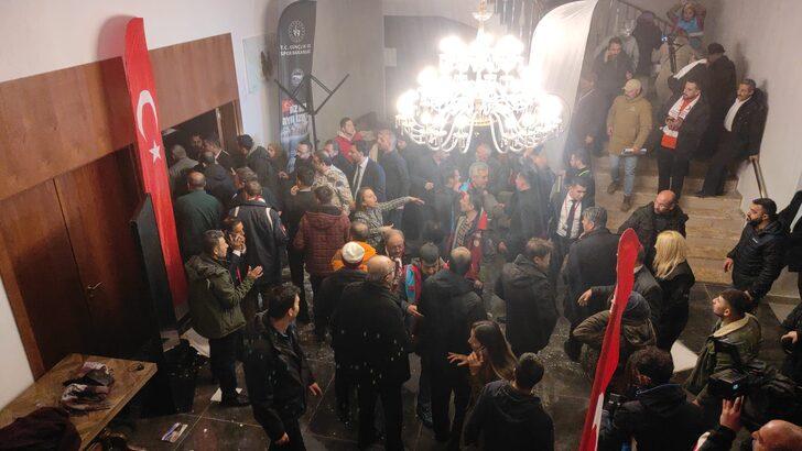 Son dakika: Kars Sarıkamış'ta şehitleri anma töreninde otelin çatısı çöktü: Yaralılar var G4