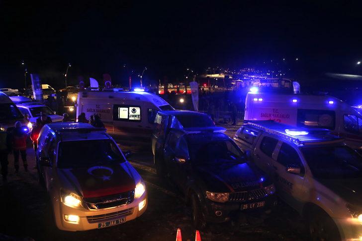 Son dakika: Kars Sarıkamış'ta şehitleri anma töreninde otelin çatısı çöktü: Yaralılar var G3