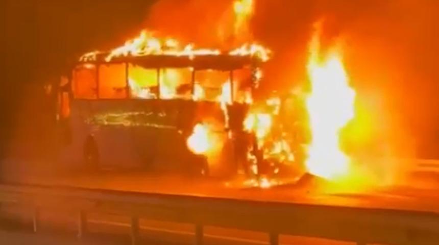 Yolcu otobüsü alev alev yandı! Demir yığınına döndü...
