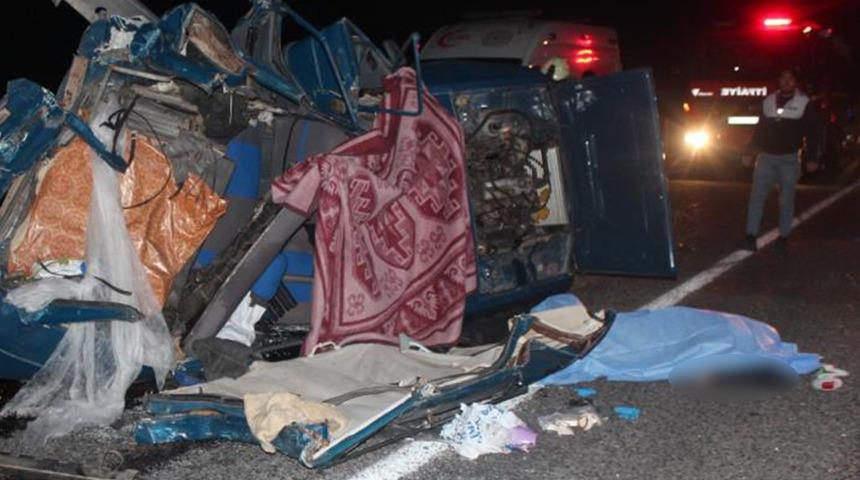 Manisa'da feci kaza! Park halindeki araca tır çarptı... İki kişi hayatını kaybetti