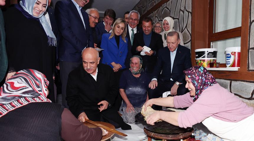 Cumhurbaşkanı Erdoğan, yeni evine kavuşan aileye misafir oldu