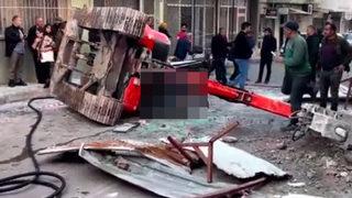Binadan iş makinesi düştü! 30 saniye ile kurtuldum
