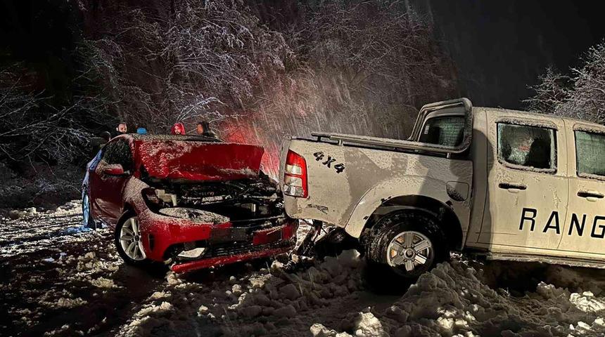 Aniden bastıran kar yağışı kazaya neden oldu! Görüntüler Artvin'den
