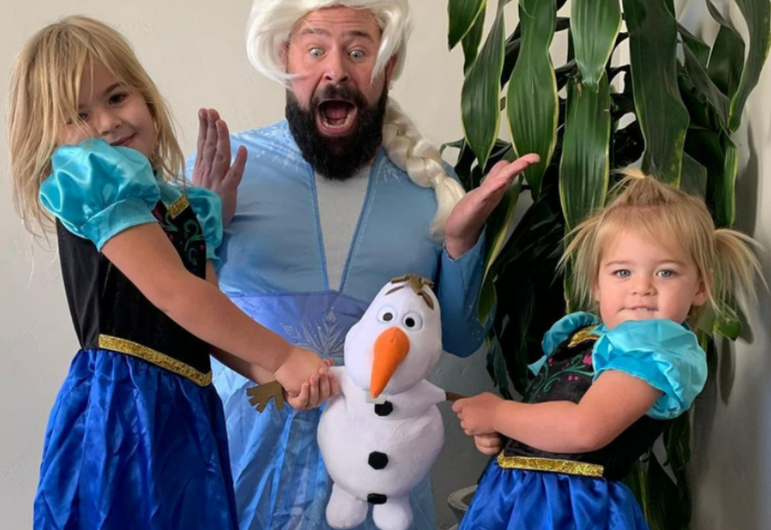 Kızlarıyla &ccedil;ektirdiği eğlenceli fotoğraflar hayran bırakıyor! Sosyal medya bu babayı konuşuyor