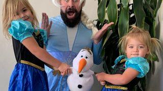 Kızlarıyla çektirdiği eğlenceli fotoğraflar hayran bırakıyor! Sosyal medya bu babayı konuşuyor