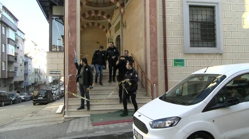 Camide silahlı saldırı! Namaz kıldığı sırada başından vurdu
