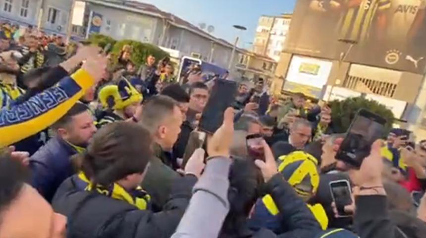 Fenerbah&ccedil;e taraftarı etrafını sardı! Kim olduğunu g&ouml;r&uuml;nce bir hayli şaşırdılar...