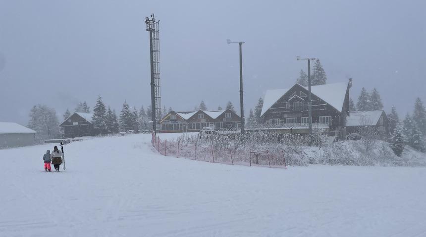 Artvin'deki Atabarı Kayak Merkezi sezonun ilk ziyaretçilerini ağırlamaya başladı