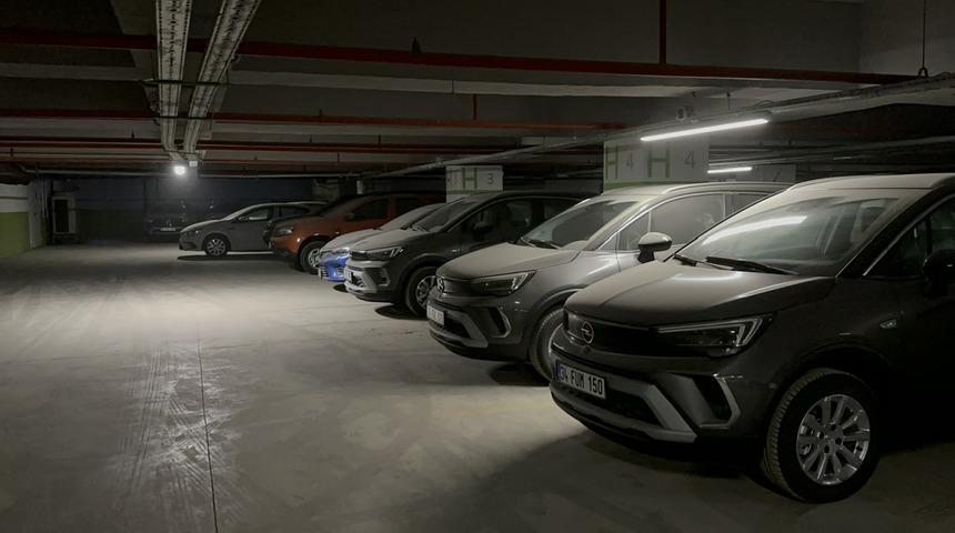 Büyük Çamlıca Camii otoparkına sıfır araçları stokladılar! 'Nasılsa değerlenir'