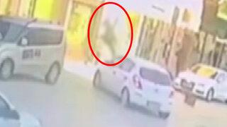 Korkunç anlar! Motosikletli otomobile çarptı, ticari aracın üzerine düştü