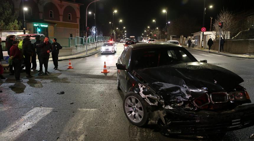 Sivas'ta hafif ticari araçla otomobilin çarpışması sonucu 5 kişi yaralandı